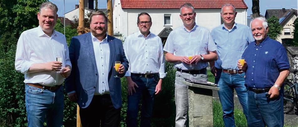 Mit einem Glas Sekt auf 50 Jahre Altengeseke: (v. l.) Jörg Blöming, Heinrich Frieling, Alfred Schmidt, Thomas Gerwin, Mattias Bürger und Hans-Alfred Meinberg stoßen gemeinsam auf Vergangenheit und Zukunft an. Foto: Bußmann