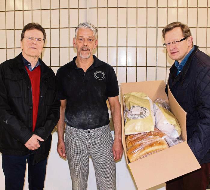 Mark Süwolto (M.) unterstützt die Aktion zum Brotsonntag der Fröhlich-christlichen Gemeinschaft um deren Vorsitzenden Reinhart Hofert (l.) und Andreas Schütte.