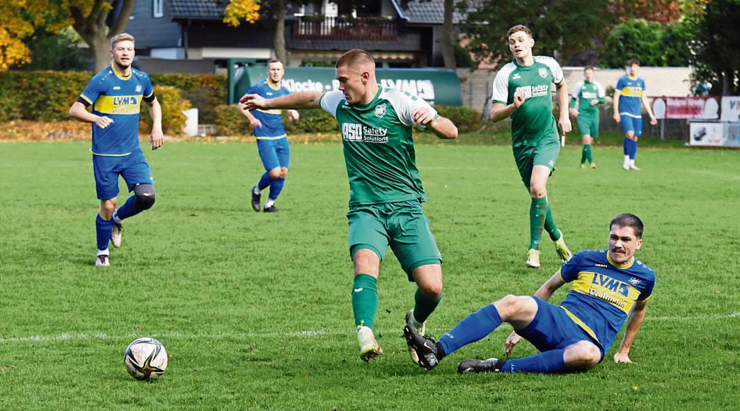 Nach dem eher unglücklichen 2:2 gegen Herbern – nach 2:0-Führung – steht der SuS Cappel (in Grün) vor dem nächsten richtungsweisenden Duell in der Bezirksliga. Foto: Uli Schlink
