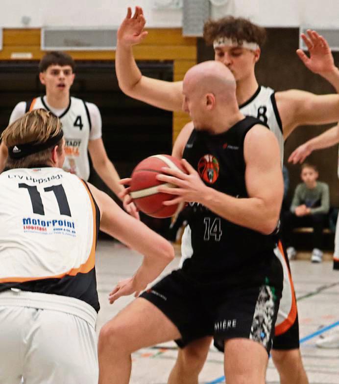 Der LTV Lippstadt (in Weiß) blieb gegen Bielefeld zwar auch im letzten Viertel in Schlagdistanz, die 67:81-Niederlage konnte man am Ende aber nicht verhindern. Foto: Feichtinger