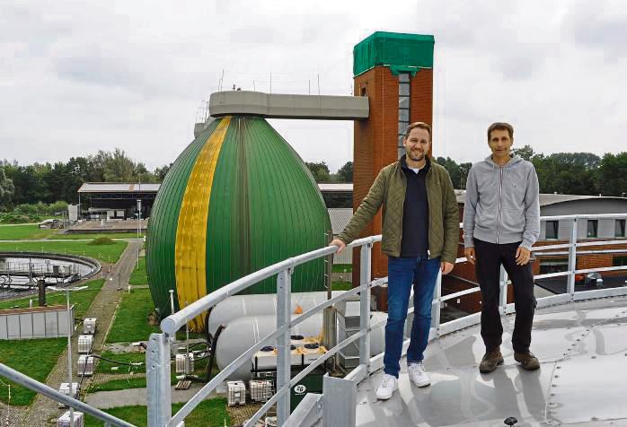 Da kommt Freude auf: Michael Kemper (l.), stellvertretender Betriebsleiter der Stadtentwässerung, und der Leiter der Zentralkläranlage, Thorsten Strugholtz, auf dem Edelstahldach des neuen Großspeichers. Foto: Stadtentwässerung Lippstadt/Häger