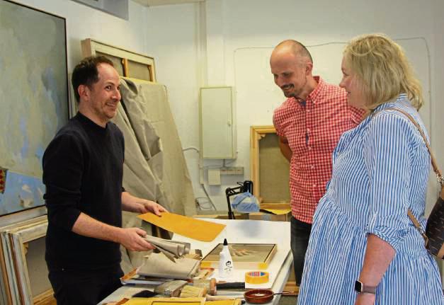 Darryn Ansted präsentiert den interessierten Besuchern seine selbst hergestellten Leinwände Fotos: Wissing