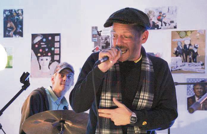 Kurt Tallert alias Retrogott und Perfektomat-Drummer Leif Berger im Kulturraum Synagoge. Foto: Andreas Balzer