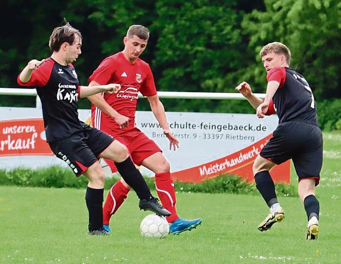 Der Klassenerhalt ist für die Kicker des SV Bad Waldliesborn (in Schwarz) ebenfalls noch nicht in trockenen Tüchern. In Schmerlecke kommt es nun zum Kellerduell. Foto: Feichtinger
