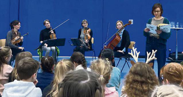 Das Klenke-Quartett und die Schauspielerin Astrid Rashed widmeten sich in der Hans-Christian-Andersen-Schule dem Märchen „Das hässliche Entlein“.
