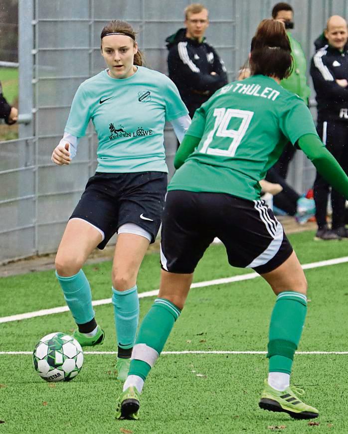 Die Landesliga-Frauen von Germania Stirpe (in Türkis) wollen an die gute Leistung aus dem Thülen-Spiel anknüpfen. Nun steht der Rückrundenauftakt an. Foto: Feichtinger