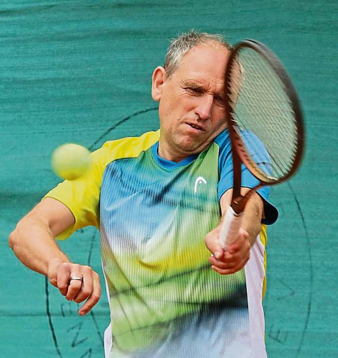 Große Gegenwehr leistete in seinem Einzel GW-Spielführer Marcus Dedores, der sich am Ende aber knapp im Match-Tiebreak geschlagen geben musste. Foto: Wiegand