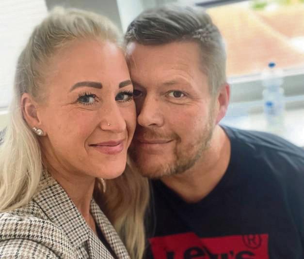 Sascha Klaus rund fünf Tage nach seiner Einlieferung ins Krankenhaus. An seiner Seite und eine großartige Unterstützung: Seine Partnerin Sarah Hasseler.