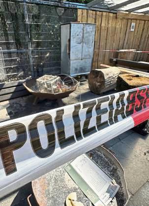 Das rot-weiße Absperrband der Polizei erinnert noch an die Brandnacht: Die Angler haben bereits mit den Abriss- und Aufräumarbeiten begonnen.