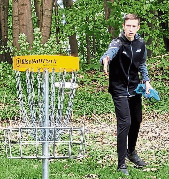 Luca Kienel von Discgolf Lippstadt spielte bei der Landesmeisterschaft die beste letzte Runde aller Teilnehmer. Dafür wurde er in der Endabrechnung mit Platz drei belohnt.