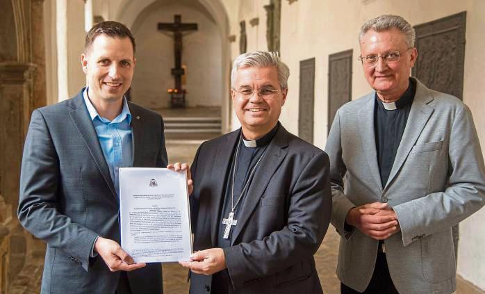 Erzbischof Dr. Udo Markus Bentz (M.) hat die Neufassung der Ordnung in Kraft gesetzt, hier mit Dr. Dennis Lewandowski (l., Leiter der Abteilung Religionspädagogik) und Dompropst Monsignore Joachim Göbel (Leiter des Bereichs Schule und Hochschule).