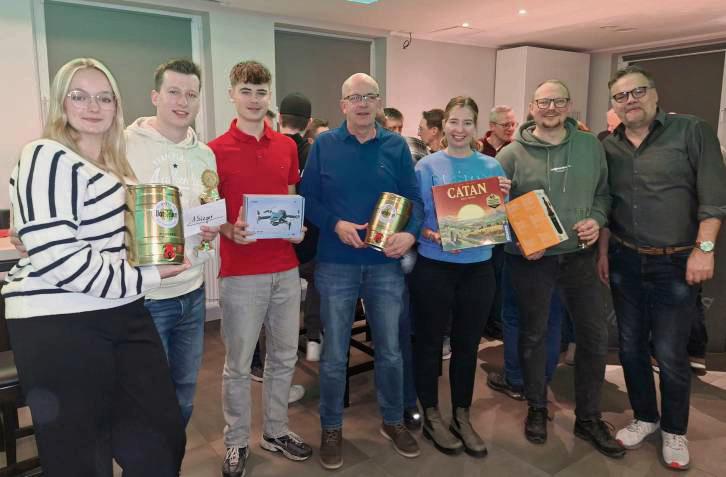 Michael Sehrbrock (r.) zeichnete die Finalisten des dritten Mellricher Knobelturniers aus: v.l. Jule Jäger, Lennart Levenig, Simon Menke, Bernhard Levenig, Anna Süggeler und Franz-Josef Grae. Foto: Reinhard Priesnitz.