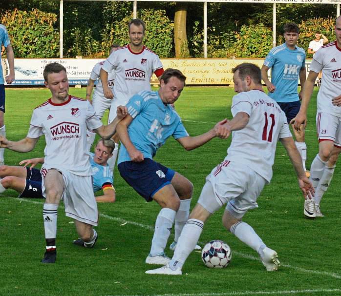 Bei A-Liga-Aufsteiger RW Horn (in Weiß) setzte sich Bezirksligist FC Mönninghausen (Blau) mit 2:0 durch. Foto: Schlink