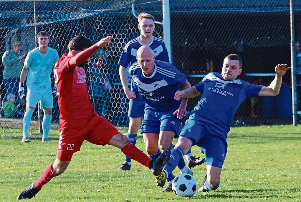 In kämpferischer Hinsicht konnte man dem SuS Westenholz (in Blau) über 90 Minuten keinen Vorwurf machen. Das reichte aber nicht, um am Ende die 0:1-Niederlage gegen Heide Paderborn zu verhindern. Foto: Wiegand