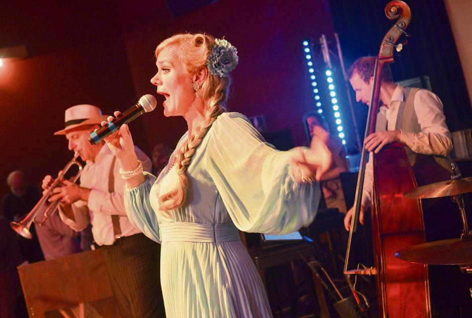 Kristina Kruttke ist musikalischer Dreh- und Angelpunkt des Konzerts. Fotos: Gröbing