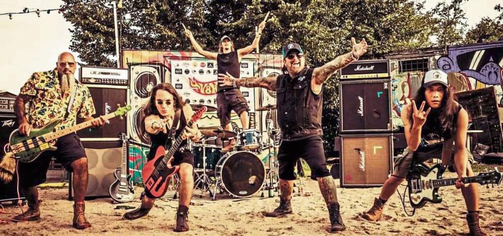 Die Band V8Wankers spielte schon als Vorband von Motörhead.