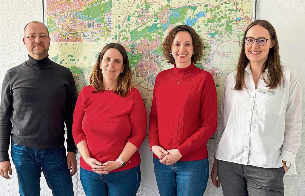 Haben jetzt über die Ergebnisse der Umfrage der Stadtschulpflegschaft gesprochen (v.l.): Fachdienstleiter Uwe Thiesmann, Steffi Schmidt (Beisitzerin Stadtschulpflegschaft), Jana De Vidts (Vorsitzende Stadtschulpflegschaft) und Fachbereichsleiterin Iris Faulhaber.