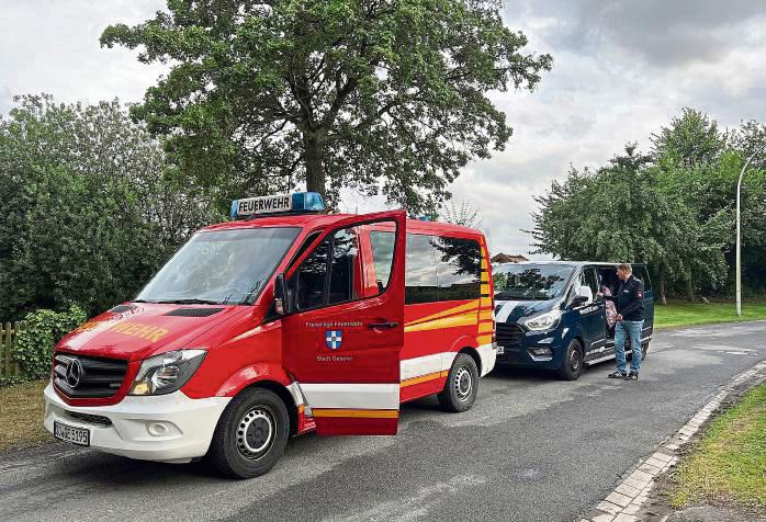 Im Bulli und in Begleitung der Feuerwehr ging es zu den weiter entfernten Stationen.