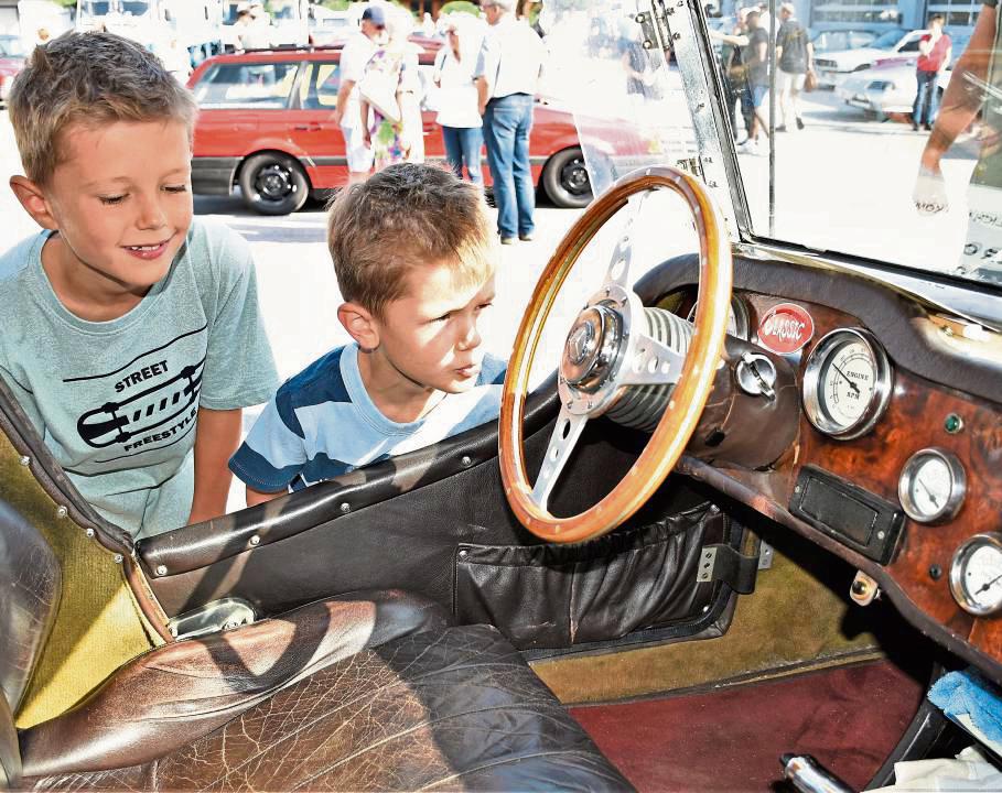 Alt trifft jung: Auch der Nachwuchs steckt seine Nase in die Oldtimer.