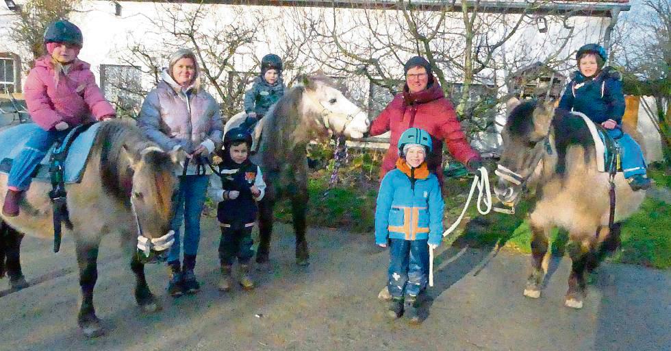 Der Austausch mit den Tieren sorgte für strahlende Kinderaugen. Foto: Gemeindekindergarten