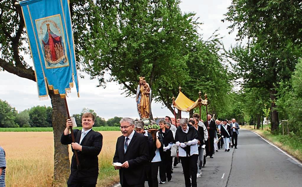 Mit Fahnen und heiliger Maria-Statue ging es an Lobetag durch quer durch Bad Westernkotten. Foto: Soraya Dietz