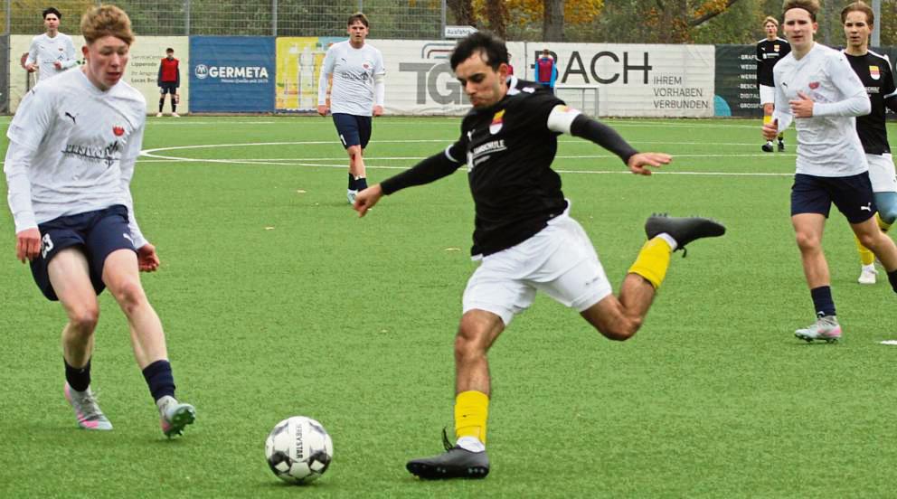 Die A-Junioren des TuS Lipperode (in Weiß) waren bei der 1:2-Niederlage gegen Münster vom Pech verfolgt. Gleich zwei Eigentore mussten die Platzherren schlucken. Foto: Hans Dannhausen