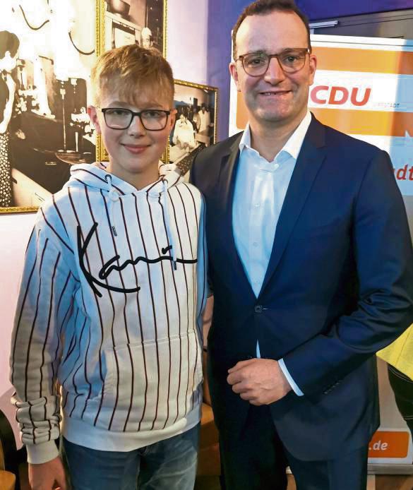 Früh übt sich, wer mitbestimmen will: David Quante mit dem CDU-Politiker Jens Spahn.