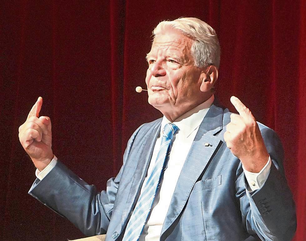 Was kann die Zivilgesellschaft zum Erhalt der Demokratie beitragen? „Vor allen Dingen wählen wir mal vernünftig und bleiben am Wahltag nicht zuhause“, lautete eine Antwort von Alt-Bundespräsident Joachim Gauck am Sonntagabend in Lippstadt. Er selbst bezeichnete sich im Stadttheater als „parteilosen Wechselwähler“. Fotos: Tuschen