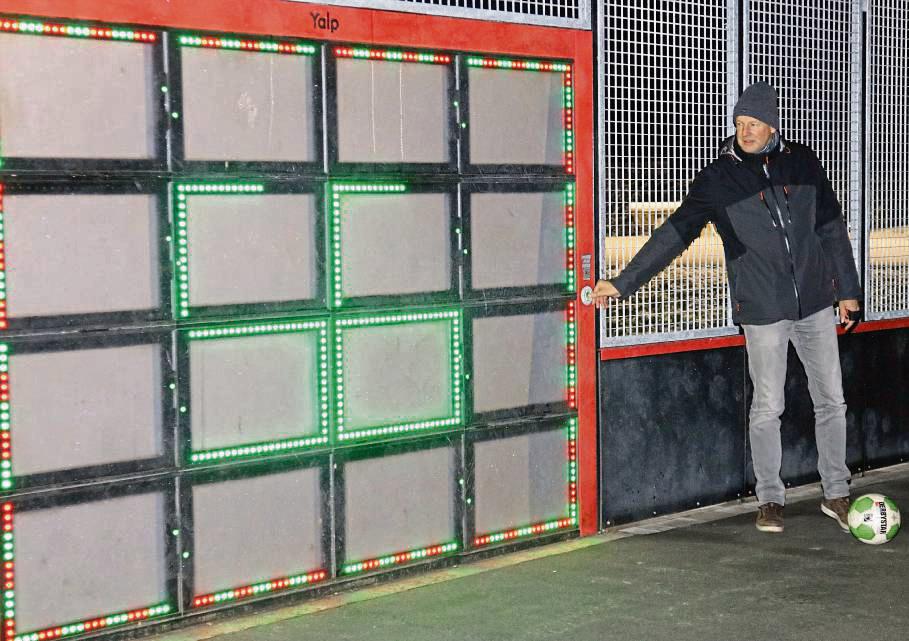 Als ein echter Renner entpuppte sich die digitale Torwand am Jahnplatz, die Hans Koch (r.) von der Koordinierungsstelle Sport den Mitgliedern des Sportausschusses beim Ortstermin präsentierte. Foto: Wiegand