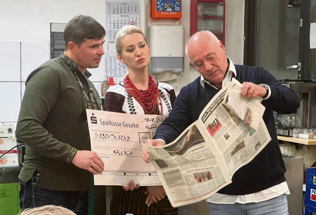Dieter Tuschen (r.) sammelte über sein Hilfswerk „Neue Bildpost“ 7000 Euro für Kalusch. Bürgermeister Andrii Naida dankte, Dolmetscherin Irena Schopf übersetzte.