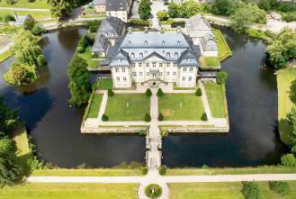 Der Wassergraben rund um Schloss Körtlinghausen war am Freitag das Ziel unseres „Überfliegers“. Foto: Eickhoff