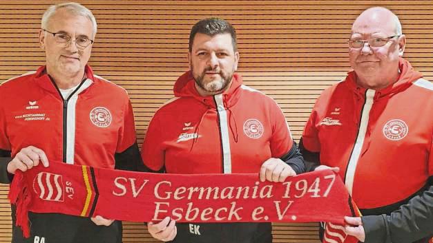Niko Koskinas (M.) übernimmt ab Sommer den A-Ligisten Germania Esbeck. Der neue Coach wurde nun von Ralf Appelbaum (l.) und Uwe Koers (r.) vorgestellt.