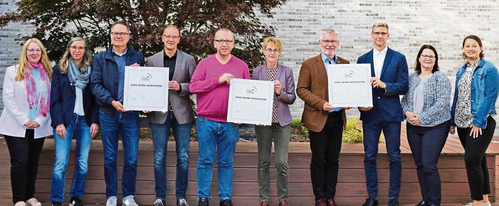 Freuen sich über die Auszeichnung (v.l.): Diana Hölscher, Astrid Neitzel (beide HSHL), Horst Merschmann, Michael Müntefering (beide Hubertus-Schwartz-Berufskolleg Soest), Johannes Kuchlbauer, Schulleiterin Gaby Lütkehellweg (beide Ostendorf-Gymnasium), Schulleiter Michael Flore, Heiko Mosch (beide Lippe-Berufskolleg), Präsidentin Prof. Dr.-Ing. Kira Kastell und Vanessa Herrmann (beide HSHL).