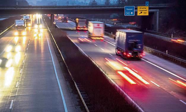 Zu Stoßzeiten wird es auf der Autobahn voll – Sicherheitsabstände sind dabei umso wichtiger. ArchivFoto: Winkelmann