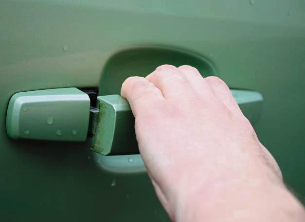 Aus nicht abgeschlossenen Autos stahl der Verurteilte Waren im Wert mehrerer hundert Euro. Foto: Kossack