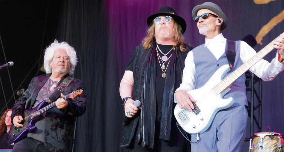 Toto kredenzten in Büren Welthits wie „Africa“, „Rosanna“ und „Hold the Line“. Im Bild: Gitarrist Steve Lukather, Sänger Joseph Williams und Bassist John Pierce. Fotos: Büttner