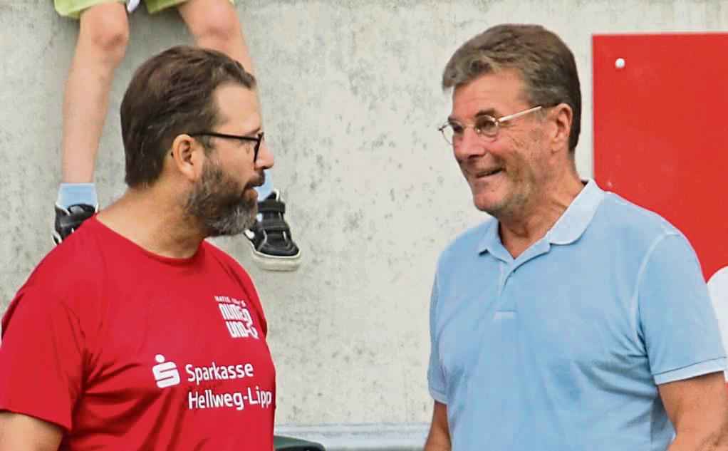 Als fünffacher Vater hat Bundesliga-Trainer Dieter Hecking, hier im Gespräch mit Marc Peine (l.) vom Verein Kinderlachen, ein großes Herz für den Nachwuchs. Foto: Lütkehaus