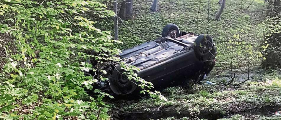 Das Auto stürzte einen Abhang hinunter und blieb auf dem Dach liegen. Foto: Feuerwehr Rüthen