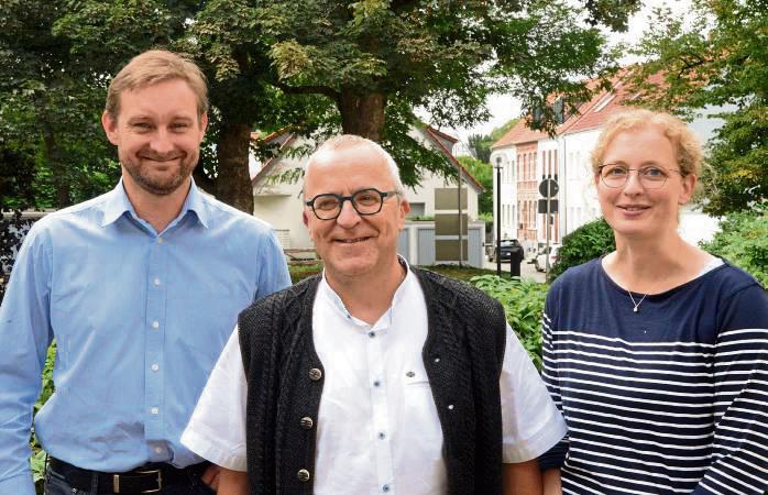 Christoph Andreas Straub (l.), Psychiatriekoordinator des Kreises Soest, Seminarleiter Joergen Mattenklotz (Mitte) und Dr. Astrid Schlüter (r.), Fachstelle für seelische Gesundheit im Kreisgesundheitsamt, laden alle Interessierten ein, sich für die Veranstaltung anzumelden. Foto: Kira Hönicke/ Kreis Soest