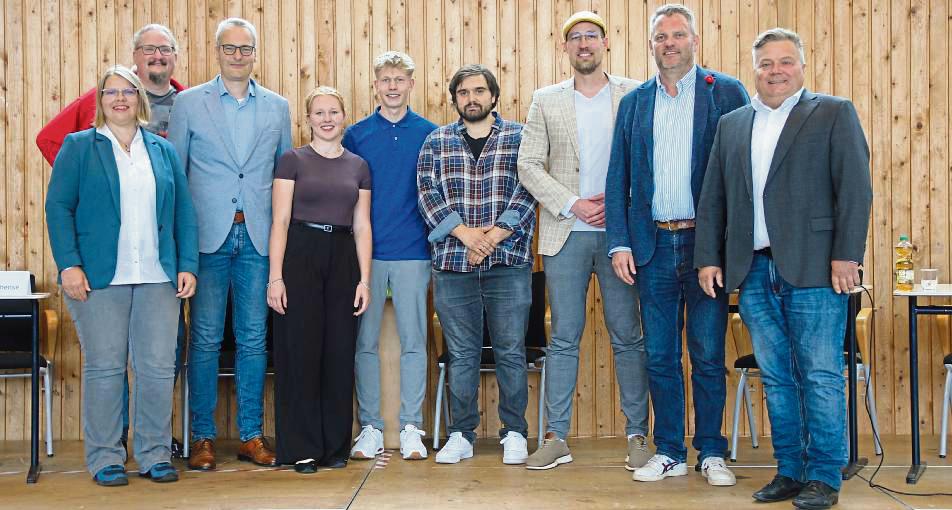 Pia Mösenfechtel (4.v.l.), Nils Eckmann (M.) und Sowie-Lehrer Aleksander Saveski (4.v.r.) von der Marienschule moderierten die Podiumsdiskussion bei der alle Bürgermeisterkandidaten Lippstadts gegeneinander antraten (v.l.): Elisabeth Körner (Grüne), Michael Bruns (Linke), Alexander Tschense (parteilos/SPD unterstützt) sowie Dr. Torben Terwey (FDP/CDL), Jan Böttcher (BG) und Amtsinhaber Arne Moritz (CDU). Foto: Bastian Puls