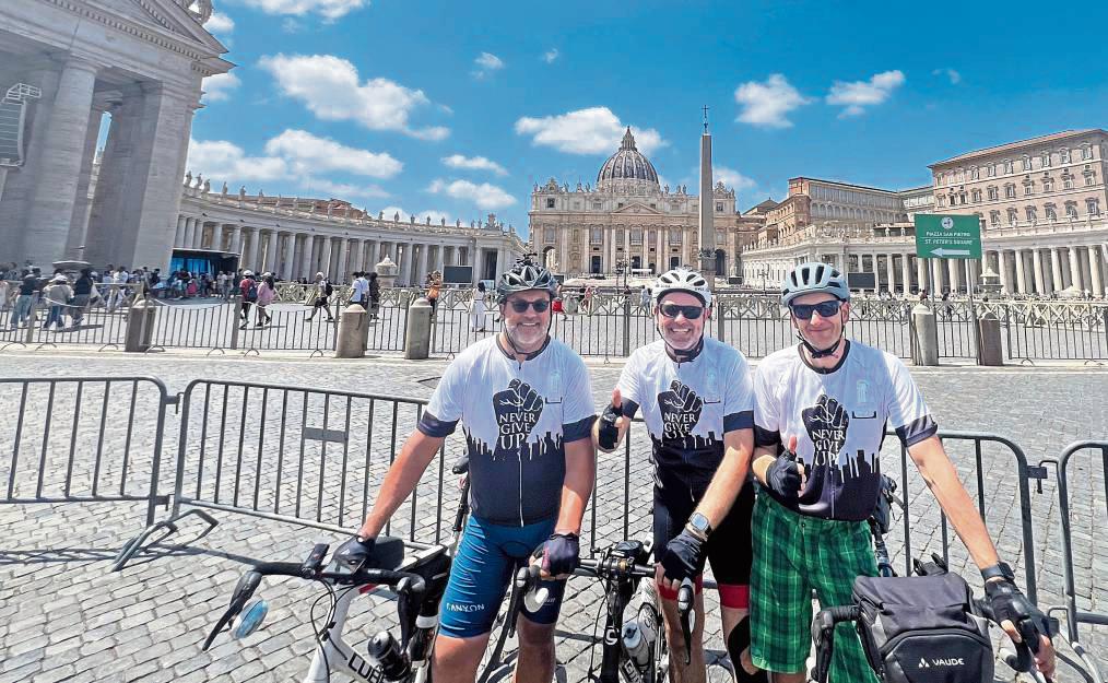 Endlich am Ziel: Halt machten die Rom-Radler Jörg Rhoden, Markus Müller und Holger Ehlert (v.l.) in Rom unter anderem vor dem Petersdom.