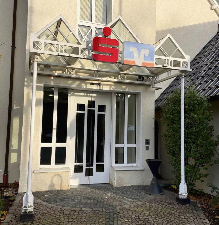 Hinter dieser Tür befindet sich noch der Geldautomat der Sparkasse – im Februar wird er abgebaut. Foto: Kristina Rückert