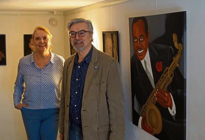 Koordinatorin Monika Nolte begrüßt den Maler Franjo Ruhmann im Haus Buuck. Foto: Stallmeister