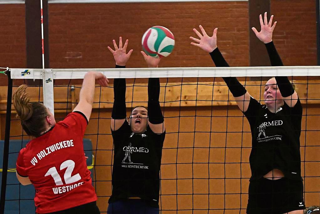 Streckten sich mit Erfolg nach den drei Punkten: Die Volleyballerinnen des SuS Oestereiden (schwarze Trikots) nutzten beim 3:1 gegen Holzwickede ihren Heimvorteil. Foto: Heinke