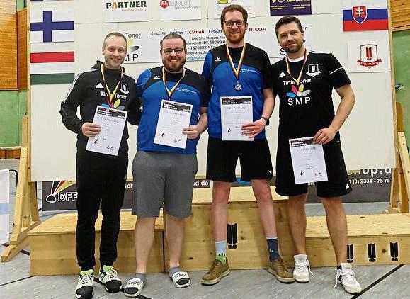 Das Team um den Lipperoder Sven Walter (l.) belegte bei den German Open der Federfußballer in Hagen den 16. Platz.