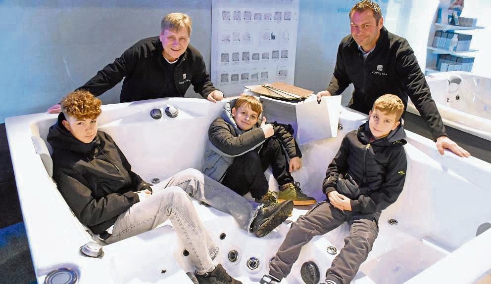 Die Firma North Spa aus Ehringhausen stellte unter anderem zwei Whirlpool-Modelle aus, die mit ihrer Größe und ihrer technischen Ausstattung die Blicke auf sich zogen. Fotos: Georg Giannakis