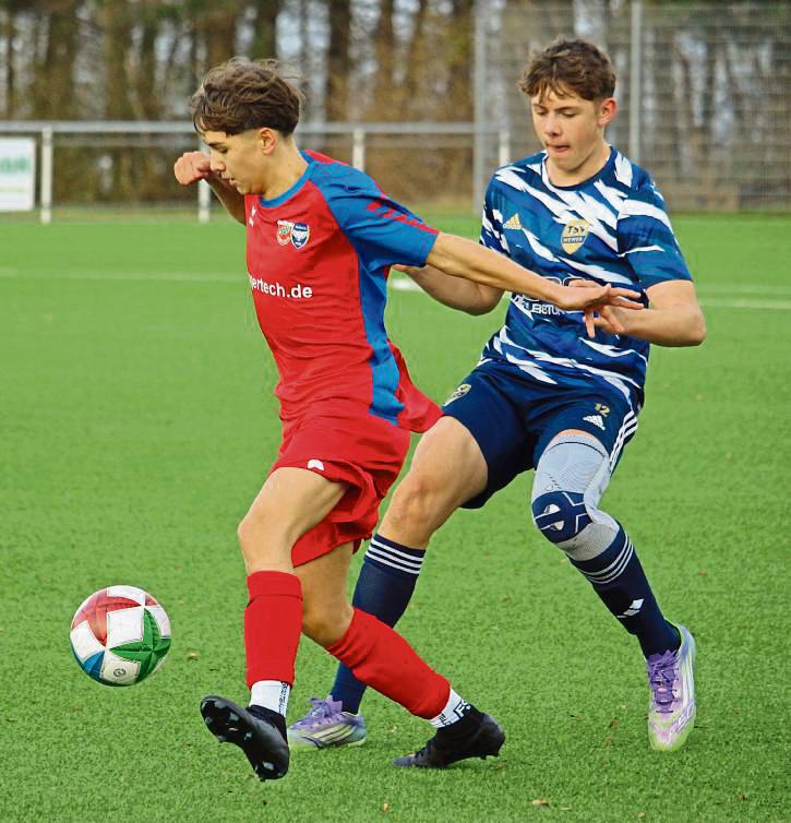 Trotz 1:0-Pausenführung am Ende mit 2:4 unterlegen: Die B-Junioren der JSG Anröchte/Mellrich (in Rot-Blau) verabschieden sich sieglos in die Winterpause. Foto: Thorsten Heinke