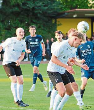 Der SuS Bad Westernkotten (helle Trikots) wird den Regionalligisten FC Gütersloh in der 2. Runde des Westfalenpokals am 3. September in Delbrück empfangen. Foto: Lütkehaus
