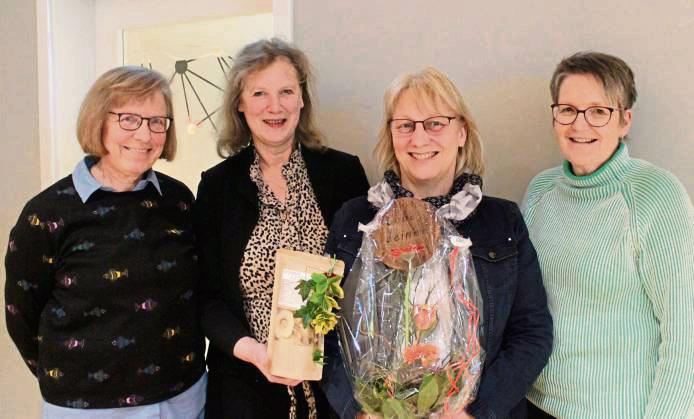 Drei Vorstandsfrauen und die Obstbaumwartin: Ruth Rüther, Reinhild Hanemann, Anne Gudermann und Marion Heine erlebten eine harmonische Versammlung. Foto: Biermann
