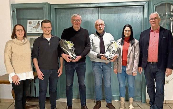 Mit großem Applaus hat die Ortsunion Markus Smolin (3.v.l.) und Josef Struwe (4.v.l.) verabschiedet.